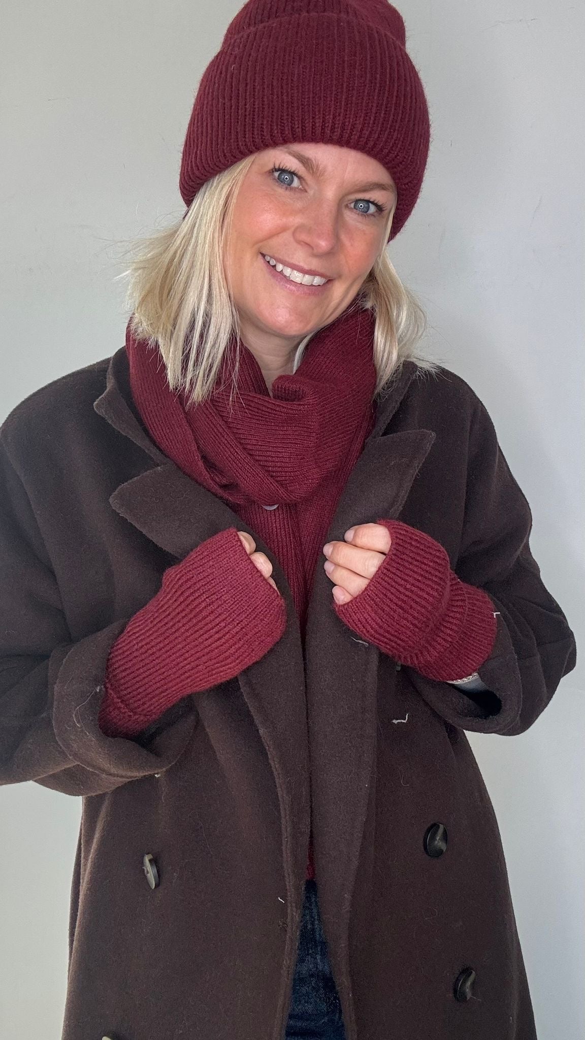 Burgundy Knitted Hat & Scarf Set – Amelia Rose Accessories display picture 3