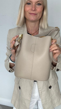 Afbeelding in Gallery-weergave laden, Preorder for dispatch w/c 4/11 - Pale Taupe Leather Bucket Bag
