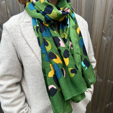 Afbeelding in Gallery-weergave laden, Green &amp; Bright Camo Print Scarf

