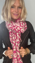 Laden Sie das Bild in den Galerie-Viewer, Fuschia &amp; Cream Animal Print Blanket Scarf
