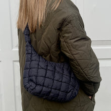 Afbeelding in Gallery-weergave laden, Black Quilted Fabric Small Shoulder/ Crossbody Bag
