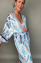Laden Sie das Bild in den Galerie-Viewer, White &amp; Blue Print Kimono
