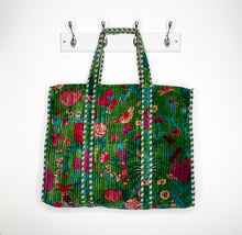 Afbeelding in Gallery-weergave laden, Green Velvet Tapestry Print Large Tote Bag
