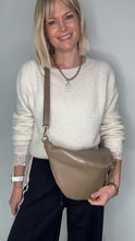 Afbeelding in Gallery-weergave laden, Light Taupe Large Crossbody Bum Bag - Gold Hardware
