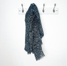 Charger l&#39;image dans la galerie, Grey Small Animal Print Scarf
