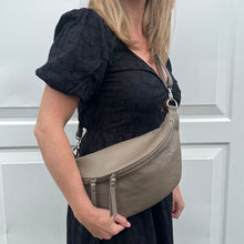 Carregar imagem no visualizador da galeria, Dark Taupe Large Crossbody Bum Bag
