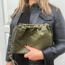 Carregar imagem no visualizador da galeria, Khaki PU Weavy Clutch/ Crossbody Bag
