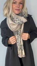 Carica l&#39;immagine nel visualizzatore di Gallery, Grey &amp; Cream Animal Print Blanket Scarf
