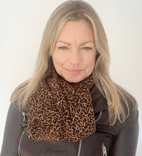 Charger l&#39;image dans la galerie, Tan Small Animal Print Scarf
