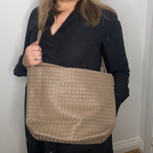 Afbeelding in Gallery-weergave laden, Taupe Faux Leather Weave Tote/ Crossbody Bag
