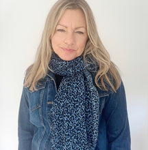 Laden Sie das Bild in den Galerie-Viewer, Blue Small Animal Print Scarf
