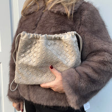 Charger l&#39;image dans la galerie, Cream Faux Weavy Clutch/ Crossbody Bag
