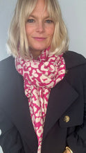 Carica l&#39;immagine nel visualizzatore di Gallery, Fuschia &amp; Cream Animal Print Blanket Scarf
