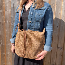 Carregar imagem no visualizador da galeria, Beige &amp; Tan Raffia Crossbody Bag with Tassel Detail
