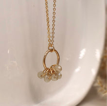 Laden Sie das Bild in den Galerie-Viewer, Golden hoop necklace with crystal bead clusters
