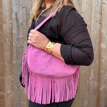 Cargar imagen en el visor de la galería, Pink Suede Fringed Crossbody Bag
