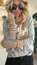 Carregar imagem no visualizador da galeria, Grey &amp; Camel Retro Print Blanket Scarf
