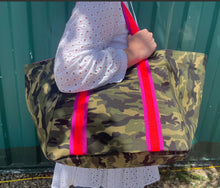 Carica l&#39;immagine nel visualizzatore di Gallery, Camo Beach Bag/ Holdall with Bright Stripe Handles
