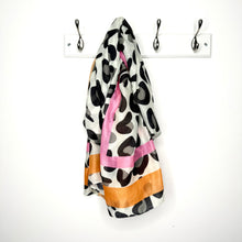 Laden Sie das Bild in den Galerie-Viewer, Black Animal Print Scarf With Bright Border
