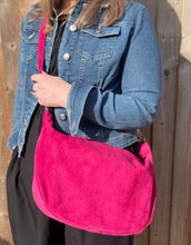 Cargar imagen en el visor de la galería, Raspberry Suede Large Crossbody Swing Bag
