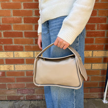 Charger l&#39;image dans la galerie, Light Taupe Leather Handheld/Crossbody Bag

