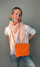 Cargar imagen en el visor de la galería, Bright Orange Straw Woven Clutch Bag
