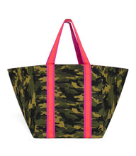 Carica l&#39;immagine nel visualizzatore di Gallery, Camo Beach Bag/ Holdall with Bright Stripe Handles
