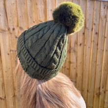 Afbeelding in Gallery-weergave laden, Khaki Knitted Pom Pom Hat
