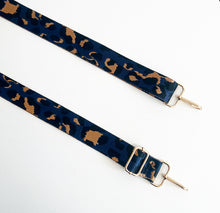 Afbeelding in Gallery-weergave laden, Navy &amp; Gold Animal Print Bag Strap - Gold Hardware
