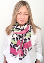 Carregar imagem no visualizador da galeria, Navy Animal Print Scarf With Bright Border
