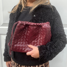 Carica l&#39;immagine nel visualizzatore di Gallery, Burgundy PU Weavy Clutch/ Crossbody Bag
