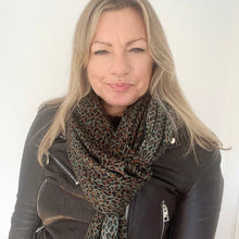 Charger l&#39;image dans la galerie, Khaki Small Animal Print Scarf
