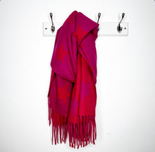 Carica l&#39;immagine nel visualizzatore di Gallery, Raspberry Reversible Star Scarf
