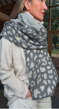 Charger l&#39;image dans la galerie, Grey &amp; Gold Animal Print Star Scarf
