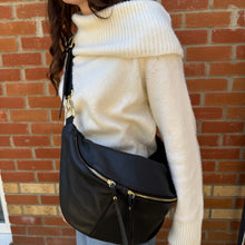 Afbeelding in Gallery-weergave laden, Black XL Crossbody Bum Bag - Gold Hardware
