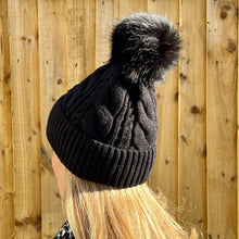 Carica l&#39;immagine nel visualizzatore di Gallery, Black Knitted Pom Pom Hat
