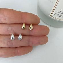 Charger l&#39;image dans la galerie, Silver Teardrop Small Studs
