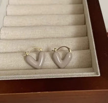 Afbeelding in Gallery-weergave laden, Pale Mocha &amp; Gold Heart Hoop Earrings
