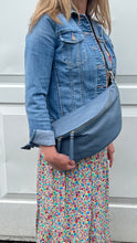 Carica l&#39;immagine nel visualizzatore di Gallery, Denim Blue Large Crossbody Bum Bag
