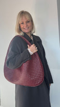 Laden Sie das Bild in den Galerie-Viewer, Burgundy Faux Leather Weave Tote Bag
