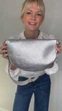 Afbeelding in Gallery-weergave laden, Silver Crossbody Bag
