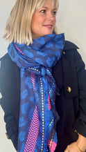 Carregar imagem no visualizador da galeria, Blue &amp; Pink Animal Print Blanket Scarf
