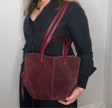 Afbeelding in Gallery-weergave laden, Burgundy Suede Tote Bag
