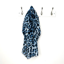 Afbeelding in Gallery-weergave laden, Blue Leopard Print Scarf
