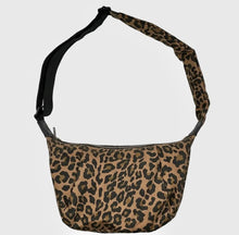 Laden Sie das Bild in den Galerie-Viewer, Leopard Print Large Crossbody Bum Bag
