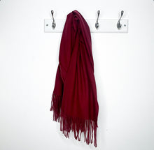 Carica l&#39;immagine nel visualizzatore di Gallery, Burgundy Plain Blanket Scarf
