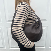 Laden Sie das Bild in den Galerie-Viewer, Preorder for dispatch w/c 9/12 - Dark Brown Slouchy Tote Bag
