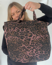 Afbeelding in Gallery-weergave laden, Brown Leopard Print Fabric Large Crossbody Tote Bag
