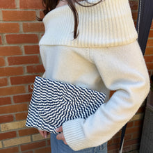 Load image into Gallery viewer, Cream &amp; Navy Straw Clutch Bag
