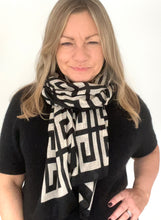 Charger l&#39;image dans la galerie, Black &amp; Cream Geometric Print Scarf
